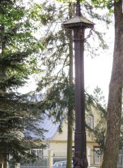 Koplytstulpis, skirtas Panevėžio vyskupijos 50-mečiui. Astos Rimkūnienės nuotrauka
