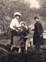 Gabrielė Petkevičaitė-Bitė su Antanu Kasperavičiumi, jo žmona ir sūnėnu Broniuku Puziniškio dvaro bityne. XX a. 2 deš. Fotografas K. M. Varneckis. Panevėžio kraštotyros muziejus 4298F51