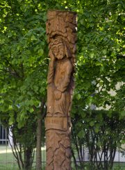 Koplytstulpis, skirtas Panevėžio Kristaus Karaliaus katedros konsekracijos 75-mečiui. Astos Rimkūnienės nuotrauka