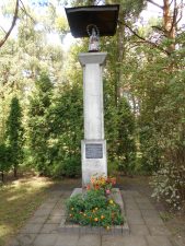 Koplytstulpis, skirtas sovietinio teroro aukų ir Vokietijos karo belaisvių kapams pažymėti. Astos Rimkūnienės nuotrauka