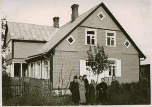 Rašytoja tarp kaimynų. J. Žitkaus nuotrauka, 1938 m. Maironio lietuvių literatūros muziejus, MLLM GEK 22737. www. limis.lt