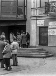 1. KTU Panevėžio fakulteto studentų piketas prieš Panevėžio miesto tarybos priimtą sprendimą nesteigti kolegijos. 1992 m. kovo 30 d. Nuotrauka iš Panevėžio kraštotyros muziejaus rinkinių