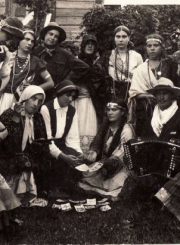 1. Panevėžio pavasarininkai, vaidinantys spektaklyje „Čigonė Aza“. XX a. 4 deš. Nuotrauka iš V. Vyšniausko archyvo