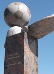 1. Skulptūra „Panevėžio futbolininkams“. Aut. Vytautas Tallat-Kelpša. L. Kaziukonio nuotrauka