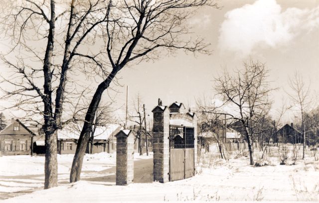 1. Įėjimas į žydų kapines. XX a. 5–6 deš. Nuotrauka iš Panevėžio kraštotyros muziejaus rinkinio