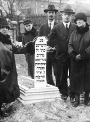 2. Artimieji prie giminaičio kapo Panevėžio žydų kapinėse. 1928 m. Nuotrauka iš Panevėžio kraštotyros muziejaus rinkinio