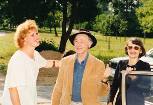 Poetė Elvyra Pažemeckaitė su kinematografininku Jonu Meku ir jo dukterėčia Ina Mekaite-Guogiene. Panevėžys. 1995 07 30. Fotogr. V. Somovas. Nuotrauka iš Panevėžio apskrities G. Petkevičaitės-Bitės viešosios bibliotekos Jono Meko fondo F6