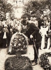 1. Vainiką deda Algirdo pulko kuopos vadas A. Butkevičius. 1930 m. Nuotrauka iš Panevėžio kraštotyros muziejaus rinkinio