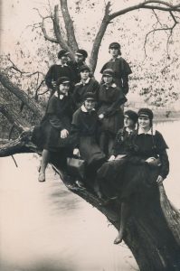 Panevėžio lenkų gimnazijos V klasės moksleivės prie Nevėžio. Kairėje sėdi Halina Moigytė. Panevėžys. 1931 m. PAVB F96-304
