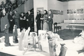 Respublikinės keramikos parodos atidarymas. Iš dešinės: 2-a Parodų rūmų vedėja J. V. Čiplytė, 6-as Stiklo fabriko direktorius Stoškus. 1984 m. A. Petrausko nuotrauka