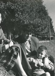 Donatas Banionis su šeima: sūnumi Egidijumi ir žmona Ona. Apie 1956 m. Fotogr. K. Vitkaus. PAVB FKV-424/6