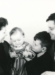 Donatas Banionis su šeima: sūnumis Raimundu ir Egidijumi ir žmona Ona (Raimundo krikštynos). 1958 m. Fotogr. K. Vitkaus. PAVB FKV-424/8