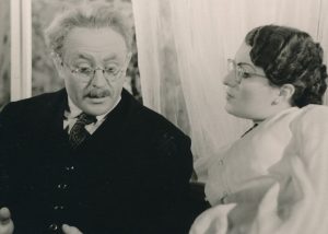 K. Binkis „Atžalynas“ (rež. Gediminas Karka), 1956 m. Donatas Banionis – Tijūnas, Romualda Mikalauskaitė – Keraitienė. Fotogr. K. Vitkaus. PAVB FKV-132/4-2