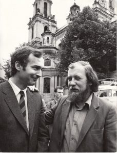 Valdemaras Kukulas su bičiuliu poetu Jonu Liniausku. Iš asmeninio Valdemaro Kukulo archyvo