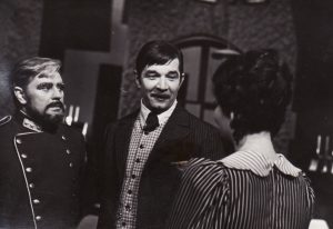 A. Strindbergas „Mirties šokis“ (rež. Juozas Miltinis), 1973 m. Donatas Banionis – Edgaras, tvirtovės artilerijos pulkininkas; Bronius Babkauskas – Kurtas, karantino viršininkas; Dalia Melėnaitė – Alisa, Edgaro žmona, buvusi aktorė. Fotogr. K. Vitkaus. PAVB FKV-200/5-53