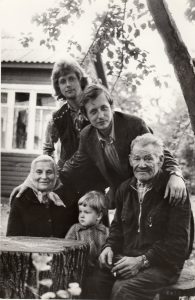 Valdemaras Kukulas su broliu Virginijumi ir kaimynais Gabriūnais, gyvenusiais Kapų gatvėje. Kupiškis. 1978 m. Iš asmeninio Valdemaro Kukulo archyvo