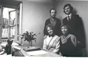 Valdemaras Kukulas su Romana Brogiene (iš kairės), Janina Lankutiene ir Vaidotu Dauniu. Vilnius. 1985 m. Iš asmeninio Valdemaro Kukulo archyvo