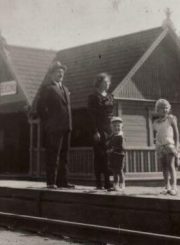 Keleiviai Berčiūnų geležinkelio stotyje. XX a. 4 deš. Nuotrauka iš A. Gedeikio archyvo