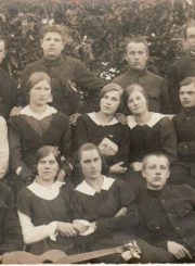 2. Panevėžio apskrities Kupiškio miesto aušrininkai. Apie 1920 m. Nuotrauka iš Panevėžio kraštotyros muziejaus rinkinio