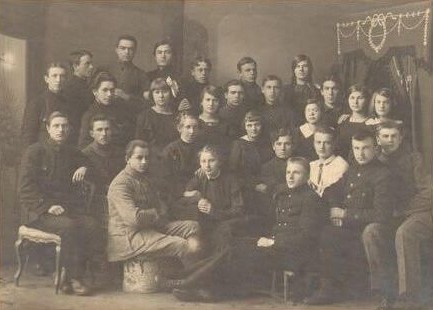 1. Panevėžio gimnazijos aušrininkai. Nuotrauka iš Panevėžio kraštotyros muziejaus rinkinio