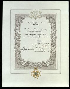 Latvijos Respublikos valstybinio apdovanojimo Silvestrui Gaižiūnui – Trijų Žvaigždžių Ordino – diplomas. 1998 10 26. Iš S. Gaižiūno asmeninio archyvo