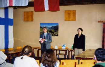 Knygų apie šveicarų kultūrinius ryšius su Lietuva, Latvija, Estija pristatymas. 2002 m. Iš kairės: Gebert‘o Ruef‘o fondo kuratorius Baltijos šalims Max Schweizer, vertėja Janina Ustilaitė