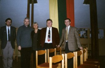 Baltoskandijos akademijos darbuotojai su svečias. Iš kairės: Arūnas Bliūdžius, nežinomas asmuo, Danijos kultūros instituto direktorė Audronė Sabaliauskienė, Danijos ambasadorius Lietuvoje Per Carlsen, Silvestras Gaižiūnas. 1997 m.