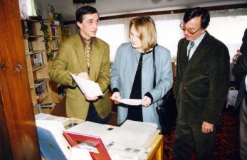 Svečiai Baltoskandijos akademijoje. Iš kairės: Silvestras Gaižiūnas, Suomijos konsulė Hanna Saila, JAV ambasadorius Lietuvoje James W. Swihart, Jr. 1996 m. L. Grubinsko nuotrauka