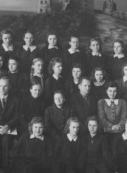 1. Panevėžio II mergaičių gimnazijos 6 klasė su mokytojais. 1946–1947 m. Mokytojai 2-oje eilėje iš kairės: 3-ias mokytojas Alfonsas Kubilius, 4-a Antanina Volodkaitė, 5-a Vanda Pazukaitė, 6-as gimnazijos direktorius Bronius Juška, 7-a Irena Moigytė, 8-a Kotryna Vilkaitė, 9-a Elena Gabulaitė. Nuotrauka iš V. Vyšniausko archyvo