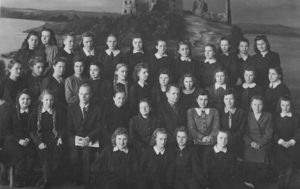 1. Panevėžio II mergaičių gimnazijos 6 klasė su mokytojais. 1946–1947 m. Mokytojai 2-oje eilėje iš kairės: 3-ias mokytojas Alfonsas Kubilius, 4-a Antanina Volodkaitė, 5-a Vanda Pazukaitė, 6-as gimnazijos direktorius Bronius Juška, 7-a Irena Moigytė, 8-a Kotryna Vilkaitė, 9-a Elena Gabulaitė. Nuotrauka iš V. Vyšniausko archyvo