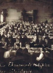 3. Panevėžio vidurinės ekonominės mokyklos abiturientų išleistuvės. 1948 m. Nuotrauka iš V. Vyšniausko archyvo