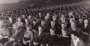 Aktoriai su režisieriumi Juozu Miltiniu (pirmoje eilėje) Senojo teatro salėje. 1960 m. PAVB FKV-440/5