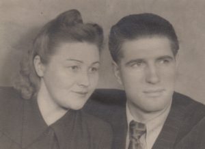 Jonas Stasiūnas su žmona Brone. 1945 m. Aušros Stasiūnaitės asmeninis fotografijų archyvas