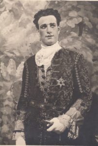 Jonas Stasiūnas – Valentinas Ch. Gounod operoje „Faustas“. 1945 m. Aušros Stasiūnaitės asmeninis fotografijų archyvas