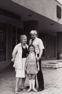 Aktorius Donatas Banionis su žmona Ona ir anūke Inga. 1987 m. Fotogr. K. Vitkaus. PAVB FKV-424/24