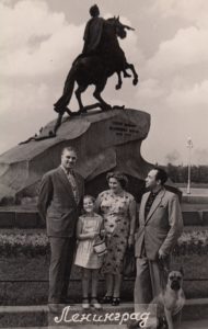 Viešnagė Leningrade (dabar Sankt Peterburgas). Iš kairės: Jonas Stasiūnas, Aušra Stasiūnaitė, Bronė Stasiūnienė. Apie 1960 m. Aušros Stasiūnaitės asmeninis fotografijų archyvas