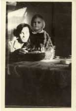 Elena Mezginaitė su dukra Mėta. 1972 m. Panevėžio apskrities G. Petkevičaitės-Bitės viešoji biblioteka, Elenos Mezginaitės rankraščių fondas F3-42