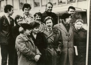 Rašytojų viešnagė Panevėžyje. Pirmoje eilėje Vacys Reimeris (2-as iš dešinės) su rusų rašytojais; antroje eilėje: Valdas Kukulas, Vaidotas Daunys, Mykolas Karčiauskas su rajono vadovais Gintautu Liubertu ir Antanu Lapinsku. Apie 1978 m.