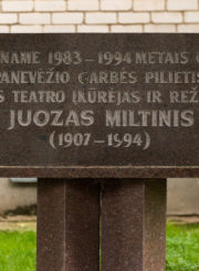 Paminklinis ženklas Juozui Miltiniui. Nuotrauka Mazylis Media