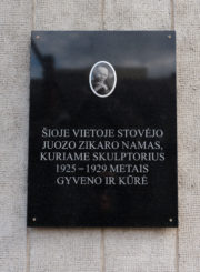 Atminimo lenta skulptoriui Juozui Zikarui. Nuotrauka Mazylis Media