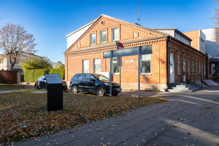 Informacinė lenta, žyminti K. Donelaičio gatvę. Gintaro Lukoševičiaus nuotrauka. 2025 m.