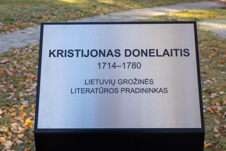 Informacinė lenta, žyminti K. Donelaičio gatvę. Gintaro Lukoševičiaus nuotrauka. 2025 m.