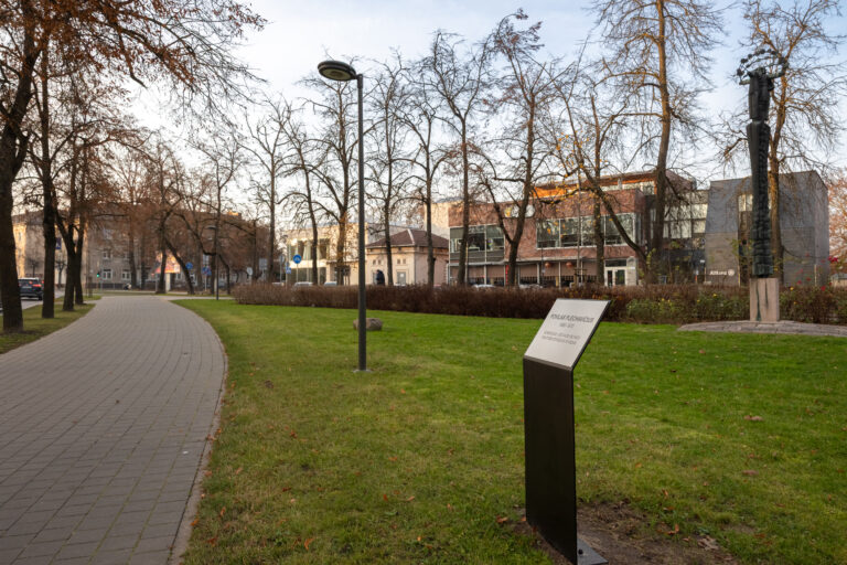 Informacinė lenta Povilui Plechavičiui. Gintaro Lukoševičiaus nuotrauka. 2025 m.