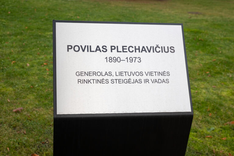 Informacinė lenta Povilui Plechavičiui. Gintaro Lukoševičiaus nuotrauka. 2025 m.