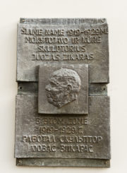 Juozo Zikaro bareljefas. Nuotrauka Mazylis Media