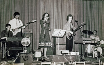 Karininkų namų poilsio vakarų muzikos grupė. 1982 m. gruodžio mėn. Iš kairės: klavišiniai – Arūnas Kareckas, bosinė gitara – Romualdas Viksva, solistė – Vida Puknytė, gitara – Vidmantas Verbickas, būgnai – Virginijus Bičkūnas