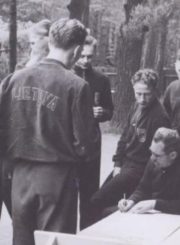 1. Kursų vedėjas Karolis Dineika (centre) su Lietuvos krepšinio rinktinės nariais. 20 a. 4 deš. Nuotrauka iš Panevėžio kraštotyros muziejaus rinkinio