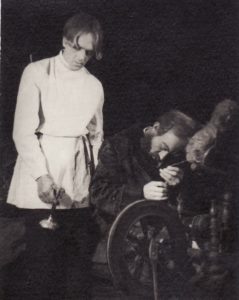 N. Nekrasovas „Rudens nuobodulys“, (rež. J. Miltinis), 1948 m. Vytautas Karka – Berniukas, Jonas Alekna – Lasukovas. Fotogr. K. Vitkaus. PAVB FKV-96/5-1