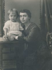 Julija Karkienė su sūnumi Vytautu. Panevėžys, 1921 m. PAVB FKV-F12-270-1(1)