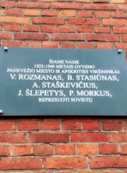Atminimo lenta prieškario Panevėžio miesto ir apskrities viršininkams V. Rozmanui, B. Stasiūnui, A. Staškevičiui, J. Šlepečiui, P. Morkui. Nuotrauka Astos Rimkūnienės